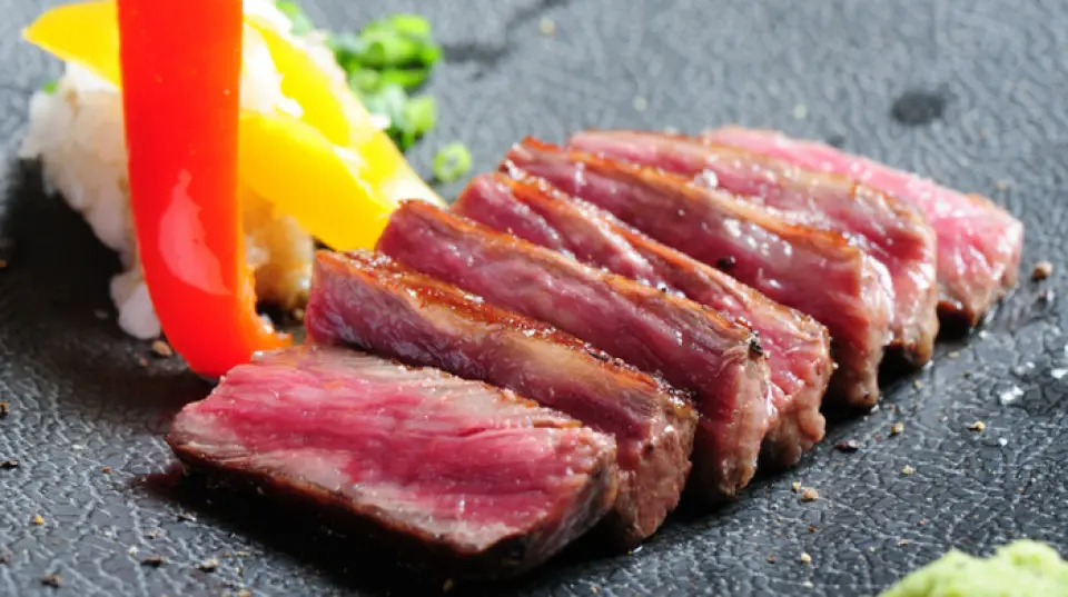 我们强烈推荐您尝试一下 A5 级日本黑牛肉牛排，它是在铁板上慢慢烤制的。店主精心挑选优质肉类，然后根据您的喜好或本店建议的熟度进行烹制。在吧台座位，您可以亲眼观看食物的烹制过程，因此请用您的所有感官来享受。
