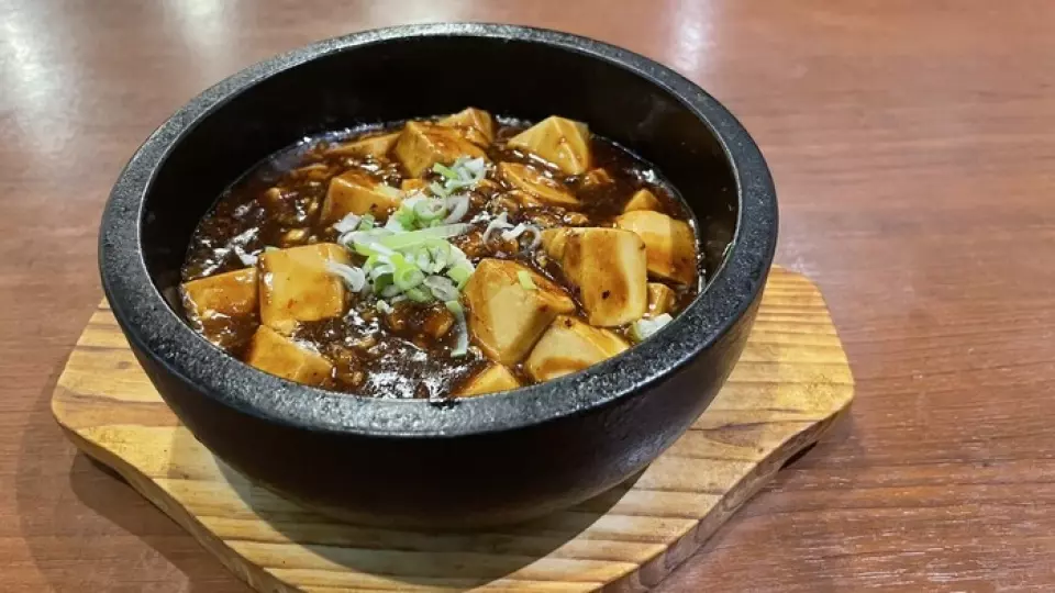 我们的四川麻婆豆腐盛放在单人锅中，热气腾腾。有三种辣度可选，适合自己的口味，就算不爱吃辣的人也可以放心享用！请尝试令人兴奋的味道◎