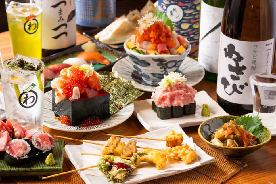 ร้านซูชิวาซาบิมีอาหารว่างและอาหารจานต่างๆ มากมายที่หาซื้อได้เฉพาะที่ซูชิบาร์เท่านั้น เช่น "เทมปุระเสียบไม้" และอาหารจานสร้างสรรค์เช่น "แซนด์วิชปลาทูน่าที่ทำอย่างพิถีพิถันโดยพ่อครัวซูชิ" และ "ทาร์ทาร์ปลาทูน่าดิบ" เป็นซูชิบาร์สะดวกสบายใกล้สถานีที่สามารถมารับประทานได้ทั้งแบบดื่มสังสรรค์และทานอาหาร [ความใส่ใจต่อซูชิ] ซูชิวาซาบิมีเชฟซูชิประจำร้านอยู่หลายคน โปรดเพลิดเพลินไปกับซูชิที่ทำโดยเชฟเหล่านี้และอาหารทะเลสดใหม่ที่จัดซื้อผ่านเส้นทางที่เป็นเอกลักษณ์เฉพาะของเรา ทำเลที่ตั้งใกล้สถานี โดยเดินเพียง 2 นาทีจากสถานีอากิฮาบาระก็ถือเป็นจุดเด่นที่น่าสนใจอีกประการหนึ่ง