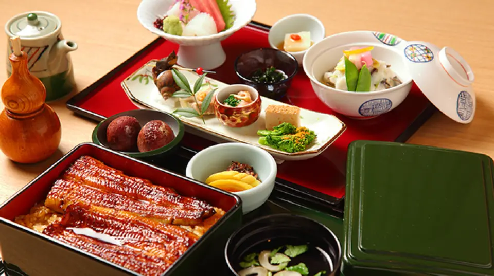 我们提供以时令食材烹制的日本料理和鳗鱼等为特色的豪华套餐。您可以悠闲地享用由我们的工匠精心烹制的精美菜肴和我们引以为豪的鳗鱼。餐厅还提供私人房间以增加私密性。欢迎您来我们的餐厅享用招待客户或商务晚宴等特殊场合的餐点。