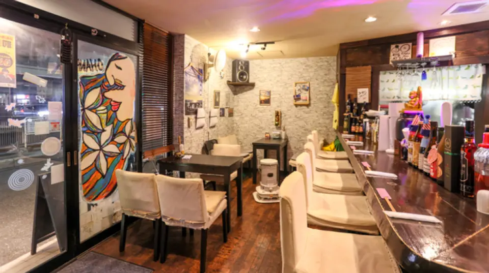 本店交通便利，距離茅崎站步行僅需5分鐘。餐廳內部擁有舒適、溫馨的氛圍，讓您放鬆並享用美食。在賽季期間，您還可以在電視上觀看棒球比賽。從吧台小酌一杯，到 8 至 12 人的私人宴會，本餐廳可滿足各種場合的需求。