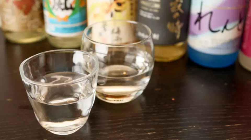 本店最推薦的酒是自己尋找、精心挑選的日本酒和燒酒，不依賴酒鋪，也不限於特定的產地。我們有三個品牌的日本酒和大約五種燒酒，包括馬鈴薯燒酒、大麥燒酒、紫蘇燒酒、蕎麥燒酒和玉米燒酒。通常供應冷酒，但冬季也供應熱酒。請享用這杯精心挑選的飲品。