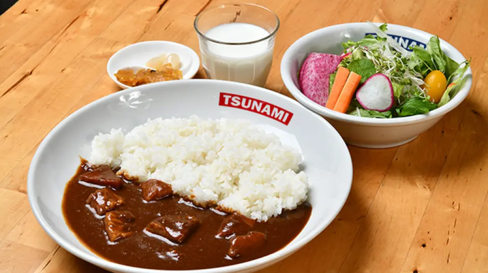 您可以品嚐到橫須賀海軍咖哩，它採用獨特的香料混合物製成，由經過認證的咖哩大師店主歷時三年監督製作。將肉在香料和蔬菜中醃製一整天，然後在高壓鍋中煮至變軟。請品嚐橫須賀當地的美食。