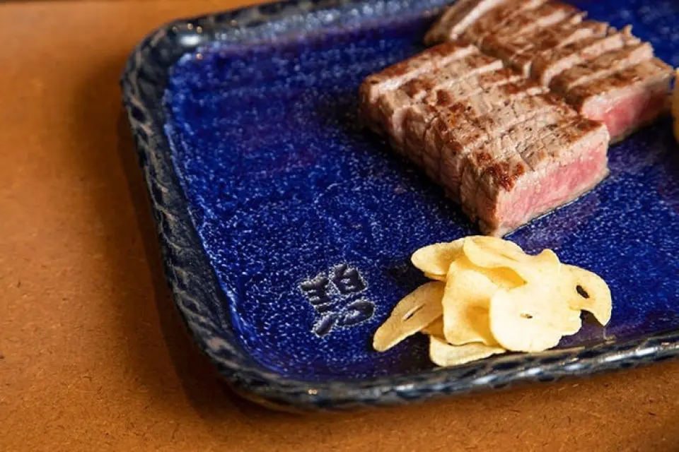 Tableware enhances the appeal of the food. Naturally, Aoba pays particular attention to tableware. The pottery is original, made by Masakazu Kuba, a Yachimun potter and owner of the popular pottery manufacturer Minami Tougama. Original Ryukyu glassware is also used for the glasses, creating a truly Okinawan-style mealtime experience.