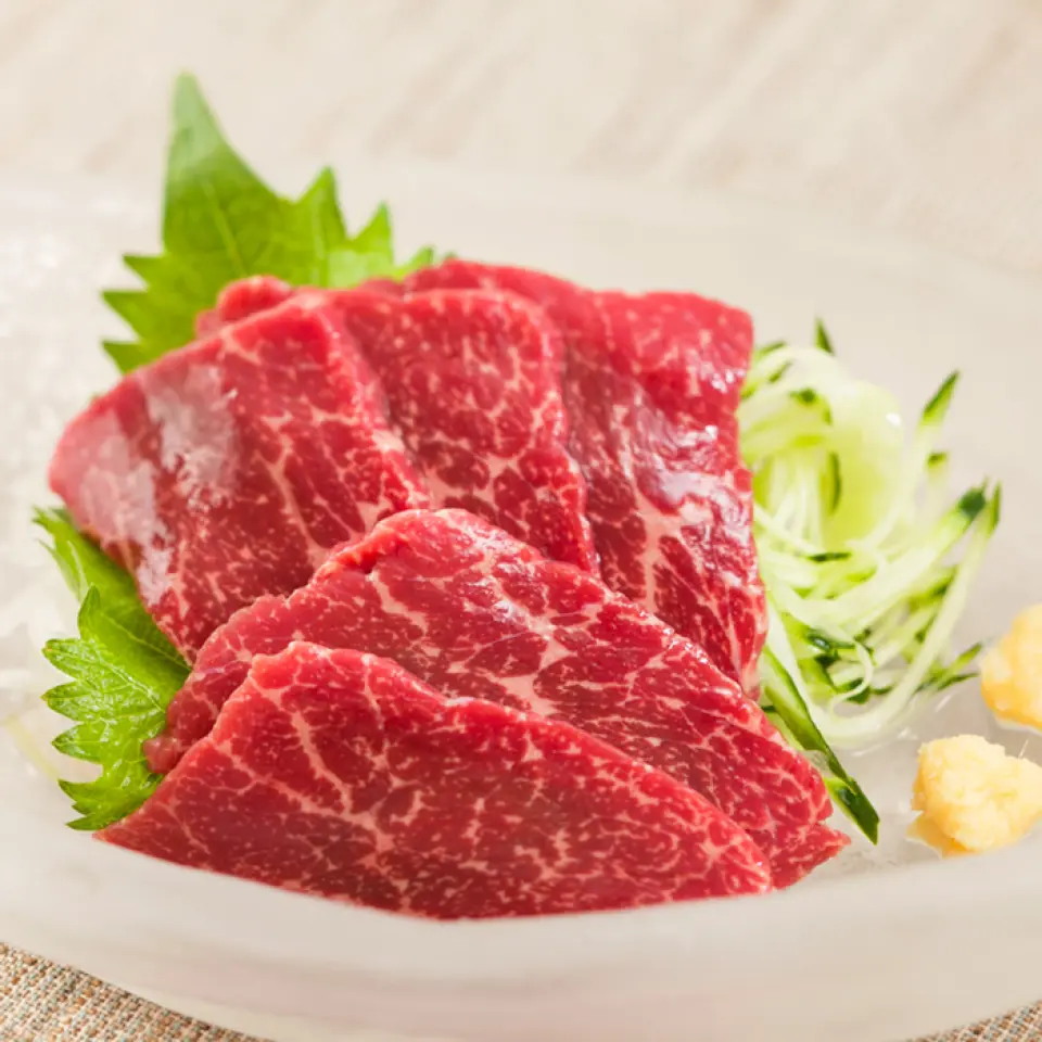 樱桃肉热量低、蛋白质含量高、矿物质含量丰富。九州精神非常注重食材、新鲜度和正宗风味，最受欢迎的菜单是[特选马刺身]！它和酒完美搭配。许多顾客吃得停不下来，最后还要求再来一份。享受在舌头上融化的柔软口感。 ■我们还推荐美味的新鲜九州鱼◎…店长的推荐是九州的炙烤腌鲭鱼！！■名菜！请务必尝试一下博多内脏锅！