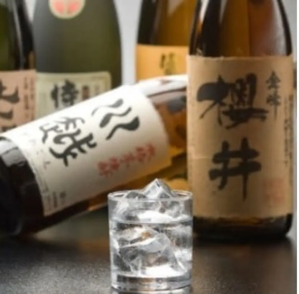 樱岛火山灰覆盖的白洲高原排水良好，气候温暖，生长着红薯，还有以黄金千岩土豆为主的红薯烧酒，以及发源于长崎县壹岐的大麦烧酒等九州产的各种烧酒，此外，我们还提供与酿酒厂协商的限量版和季节性烧酒！详情请咨询店家！