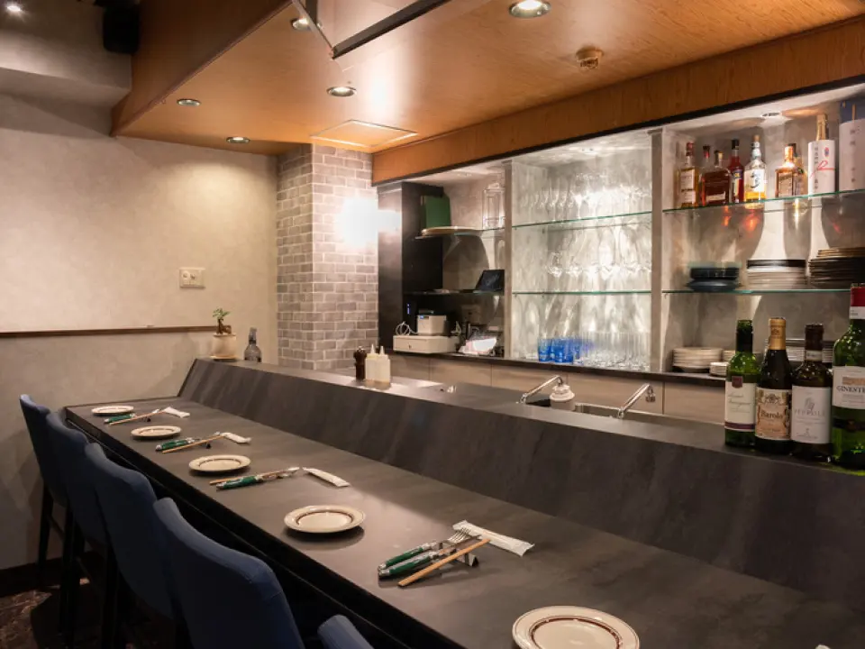 ร้านอาหารของเรามีการตกแต่งภายในที่เก๋ไก๋และเป็นพื้นที่สบายๆ ที่คุณสามารถรับประทานอาหารได้ ร้านยังมีห้องเก็บไวน์และกระถางต้นไม้สร้างบรรยากาศผ่อนคลายอีกด้วย ที่เคาน์เตอร์อาหารจะถูกเสิร์ฟตรงหน้าคุณ ทำให้คุณสามารถเข้าใกล้เชฟและสนทนากับเชฟได้ขณะที่รับประทานอาหาร ที่นั่งโต๊ะกว้างขวางมีโซฟาอยู่ด้านหนึ่งและสามารถรองรับคนได้สูงสุด 10 คน โปรดใช้เวลาว่างให้เป็นประโยชน์