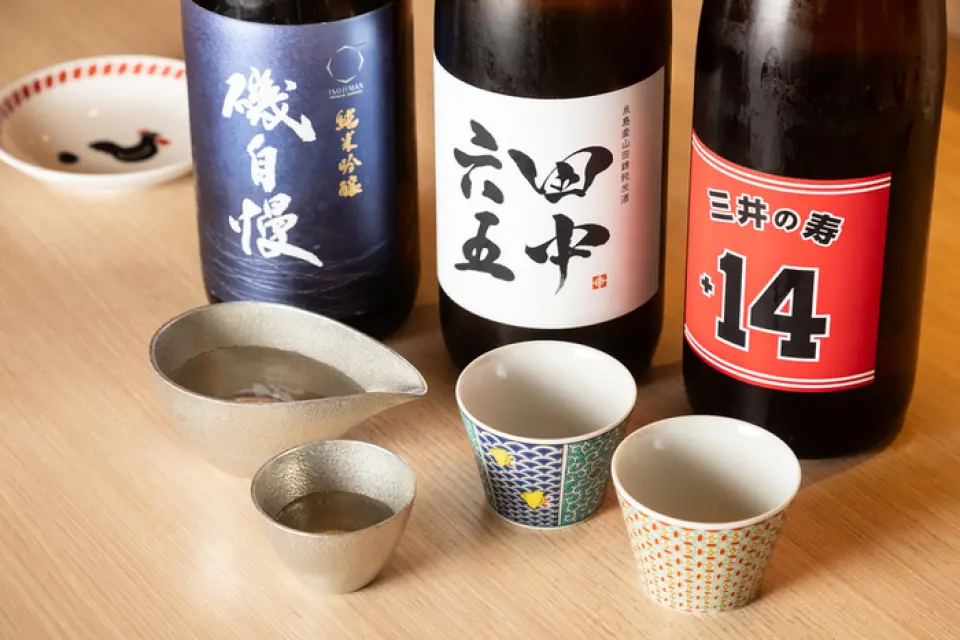 您可以在用餐时享用精选饮品，包括生啤酒、高球酒、葡萄酒和清酒，即使是最挑剔的饮酒者也一定会感到满意。特别是，我们始终有 7 到 8 种类型的清酒可供选择，从标准品种到稀有品种。这里还提供各种小吃供您搭配饮品，例如用酒糟腌制的菊姬明太子和隔夜风干鸡柳。我们热腾腾的烤鸡肉串，包括自制的肉丸和肝脏，非常适合与酒搭配。享用您最喜爱的食物和饮料，度过一个美好的夜晚。