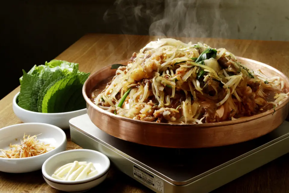 We marinate high-quality Wagyu beef in a pot and serve it to you, slicing it right in front of you. We also use approximately 500g of fresh vegetables, so you can get your daily recommended vegetable intake in one meal. While bulgogi in Korea usually consists more of meat than vegetables, our restaurant is the complete opposite. Our bulgogi is all about enjoying the vegetables.