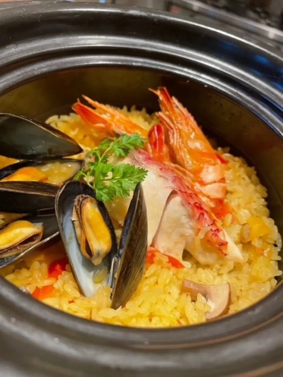 我们提供特别烹制的菜肴，让您品尝当地的特产。日式瓦煲海鲜饭，搭配日式高汤和香气扑鼻的藏红花，是使用石垣岛食材烹制的时令美食！享用色彩缤纷的岛屿蔬菜 bagna cauda 搭配我们特制的凤尾鱼调味奶油酱。