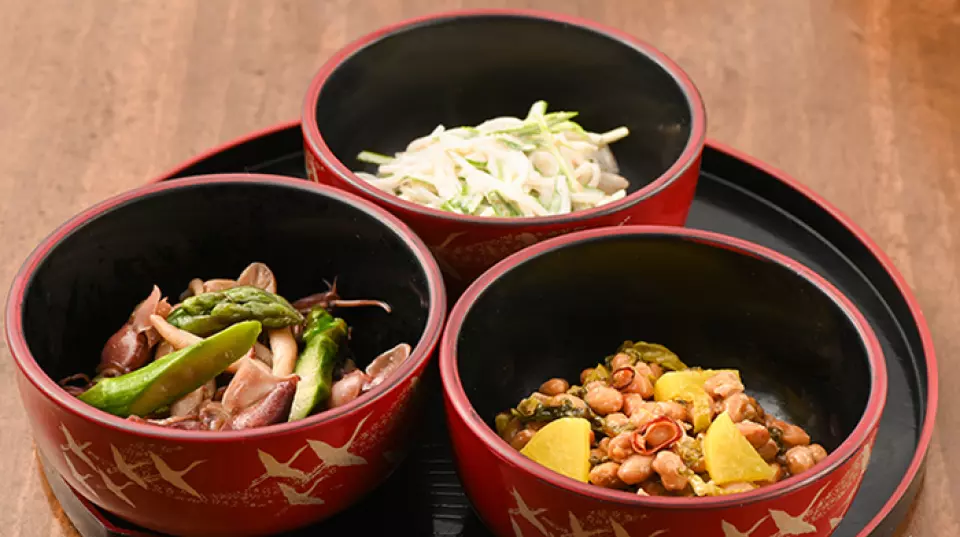 我們每天提供自製的、手工製作的菜餚。我們特別推薦“快速三品拼盤”，您可以從總共六種不同的大菜中進行選擇。這五種類型每週都會更換，因此您永遠不會厭倦欣賞它們。慢慢品味各種風味，享受滿足的時刻。