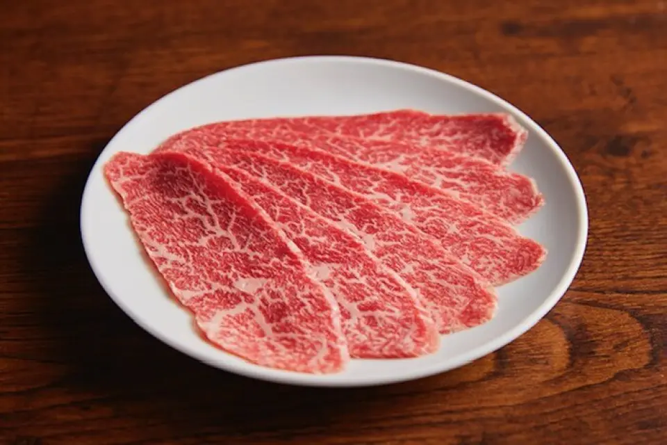 我們每天購買大塊的肉，然後在店內手工切割，使每塊肉都達到完美的厚度。薄切雞心搭配洋蔥，平常切得很薄的雞臉頰肉切成厚片，這些吃法都是在其他餐廳吃不到的。