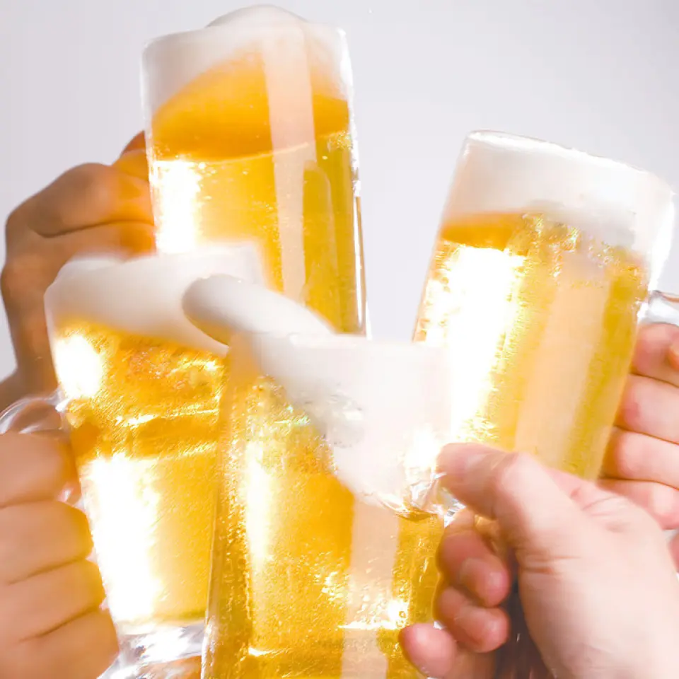 Kushi Tokkyu 的宴會套餐包含兩小時現場加購飲品，因此您可以盡情享用宴會上必備的酒款。除了套餐之外，我們還提供僅需 990 日圓的現場加購飲品方案！您可以享用生啤酒等約30種飲品。推薦下班後或公司聚會時喝一杯。