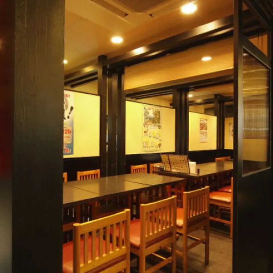 本店電視設備齊全，可以和朋友一起觀看體育比賽，享受樂趣！下沉式被爐座位最多可容納 100 人，非常適合舉辦大型宴會。如果您是為大型團體預訂，您也可以將房間用作私人房間，這樣您就可以放鬆並享用飲料。這裡營業至凌晨 4 點以後，是舉辦聚會的理想場所。我們的餐廳位於神谷町站前，距離禦成門站步行 6 分鐘，交通便利，歡迎您來舉杯慶祝。