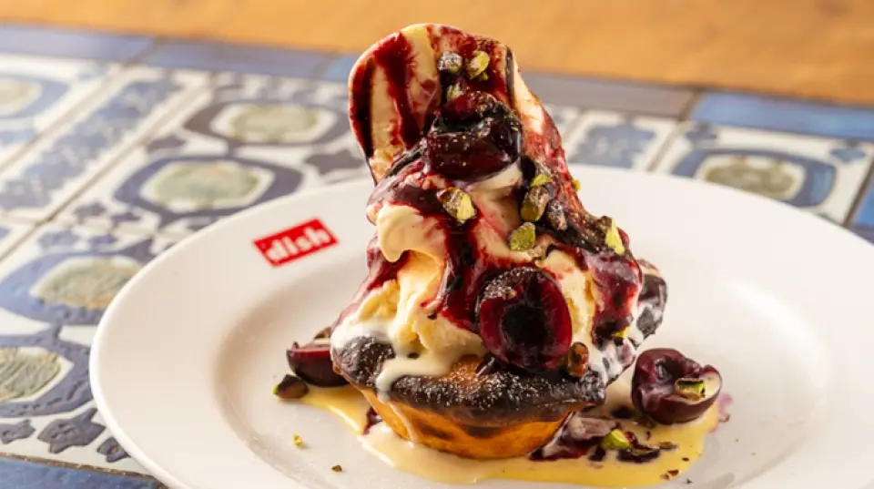 Enjoy dishi's original dessert pie! We have four varieties, including apple pie and American cherry pie, with crispy homemade pie crust and custard. Topped with vanilla ice cream, the combination of hot pie and cold ice cream is exquisite. Perfect for after-meal, cafe time, or evening time.