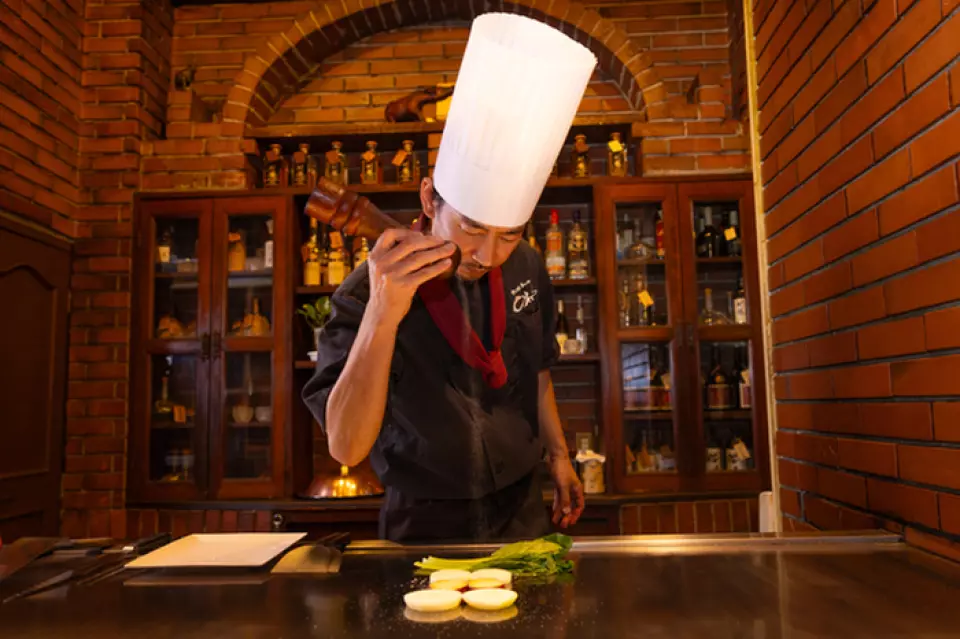 Our veteran chefs carefully select A5-ranked Japanese Black Beef, sourced from the famous restaurant "Oura Meat." Please enjoy our authentic steaks, cooked with expert skill. We also offer seafood, such as live abalone and fresh lobster, delivered that day. You can enjoy the live cooking scene, where our chefs cook the food right in front of you.