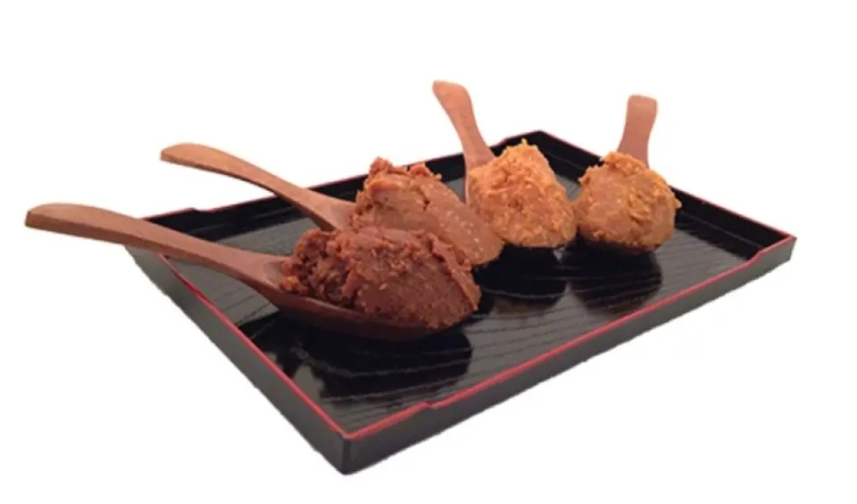 ซุปมิโซะทำมาจากมิโซะของร้าน Kojiya Shoten รสชาติของผักตามฤดูกาลผสมผสานกันสร้างสรรค์เป็นเมนูแสนอร่อยที่มีรสชาติเข้มข้น คุณสามารถเพลิดเพลินกับ “อาหารกลางวันเพื่อสุขภาพ” หรือ “อาหารกลางวันเพื่อความงาม”