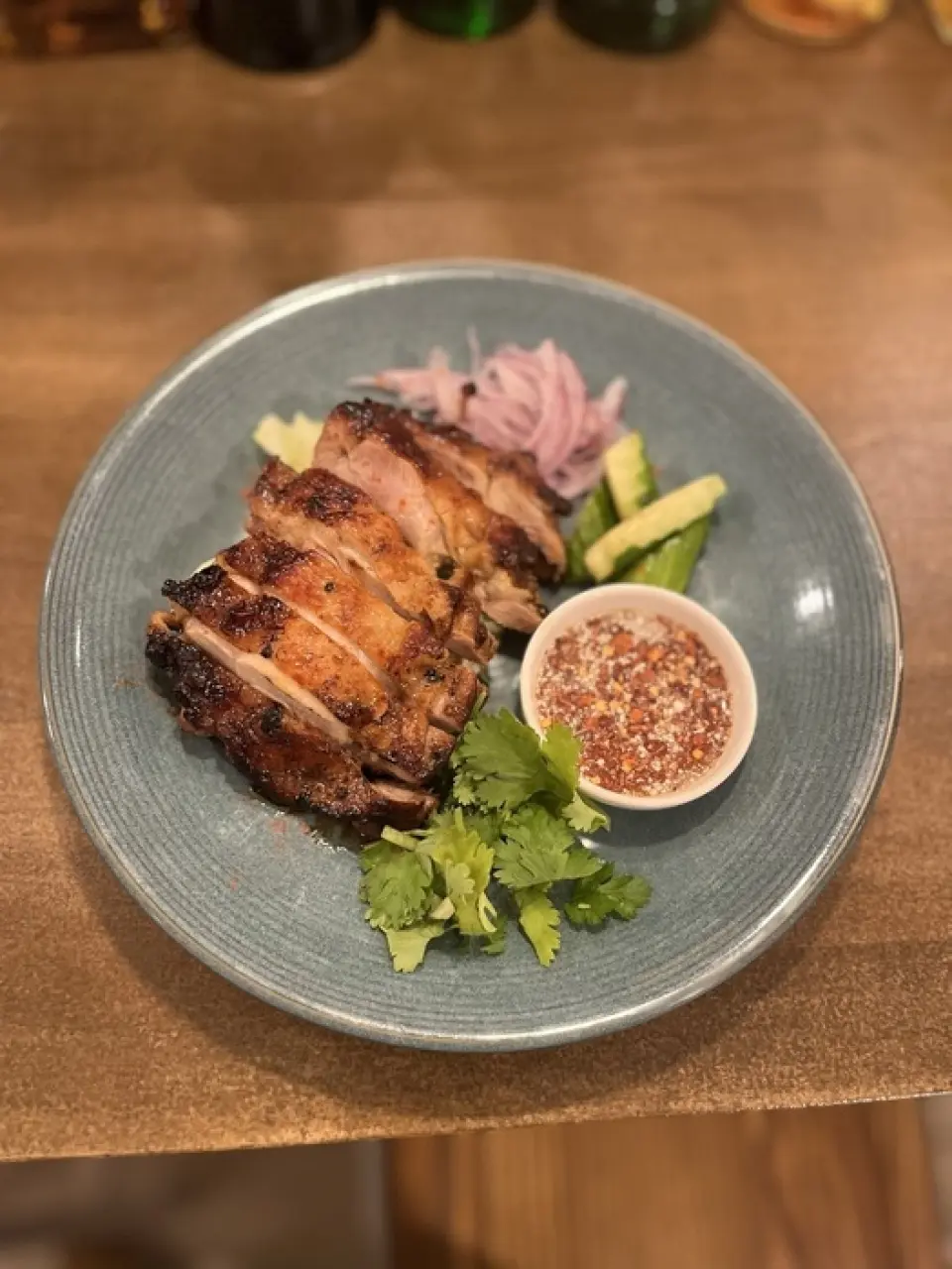 Our most popular menu item is the fragrant "Smoky BBQ Chicken" made from smoked Thai BBQ chicken. It is served with a sweet and sour sauce that brings out the umami flavor. We also have a wide variety of Asian dishes, including "Tom Yum Goong." If you don't like coriander or chili peppers, we can accommodate your request, so please feel free to contact us.