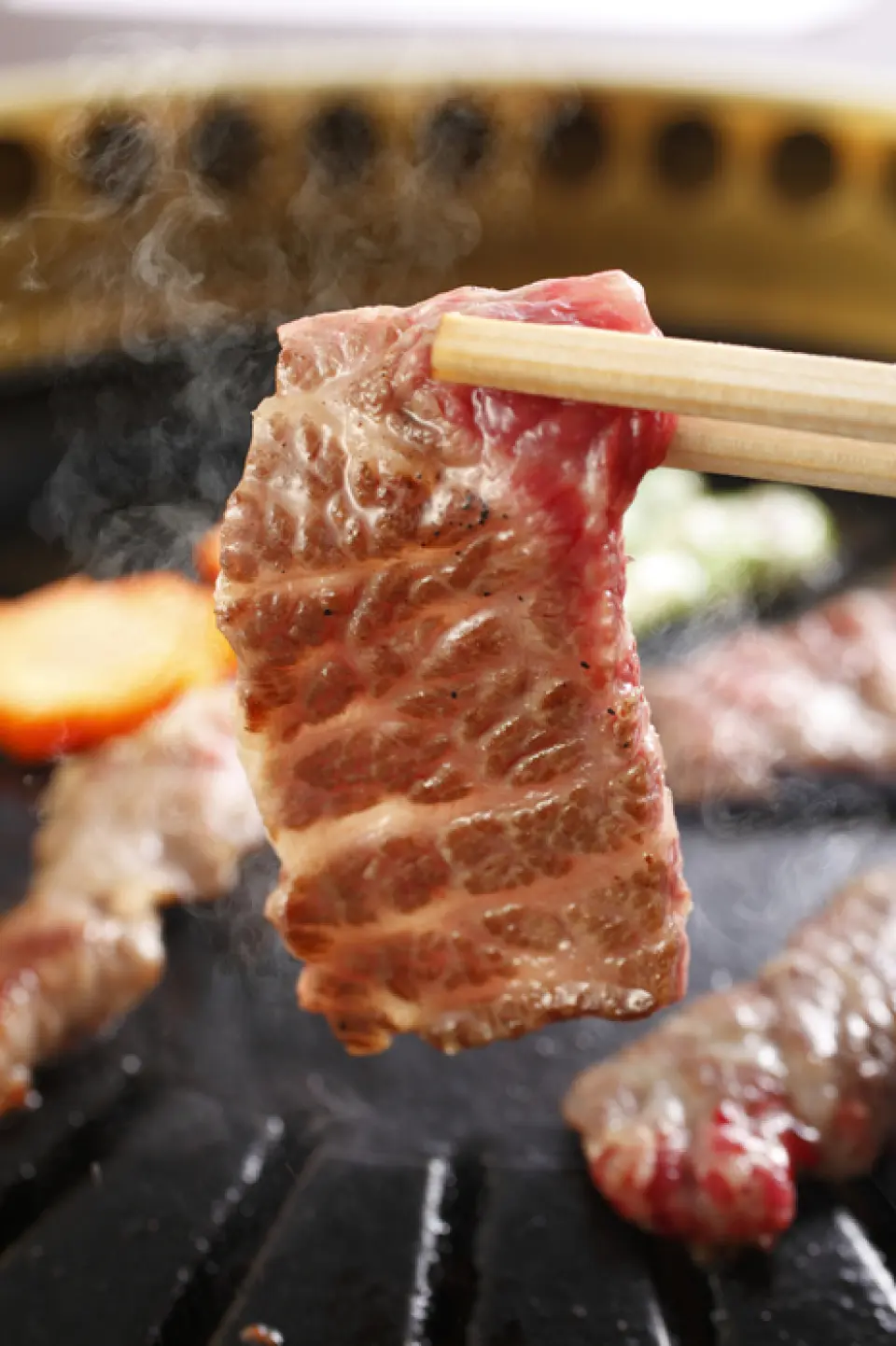 您可以盡情享用精心挑選的國產馬肉。在我們的烤肉店，您可以品嚐到五種精心挑選的馬肉。有兩種醬汁的涮鍋、用特製湯頭帶出鮮味的櫻花鍋、用甜辣醬汁烹製的壽喜燒，都是絕佳的菜餚。我們不僅將馬肉用作生食，還將其用於所有烤肉和火鍋菜餚。