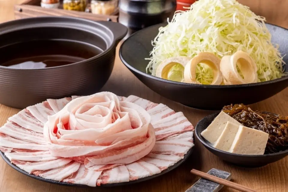 오키나와 하면 떠오르는 것이 바로 아와모리입니다. "샤브샤브 전문점 오션 부!"에서는 음식과 완벽한 조화를 이루는 엄선된 주류를 제공합니다. 편안하게 쉴 수 있는 다다미 좌석도 마련되어 있습니다.