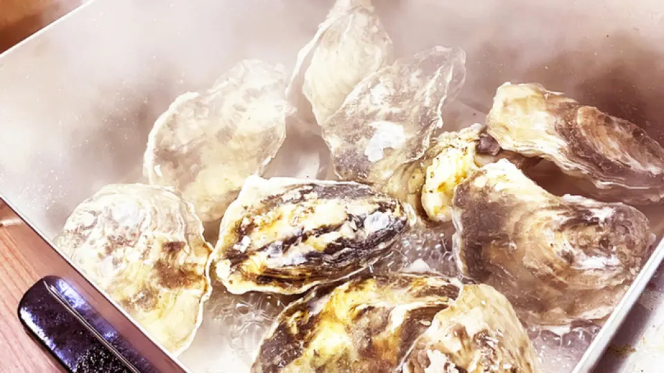 Our shop specializes in grilled oysters, where you can enjoy oysters in their shells! By grilling them in a can, we bring out the best flavor in the oysters. We order oysters from all over the country depending on the season, so you can enjoy delicious oysters all year round.
