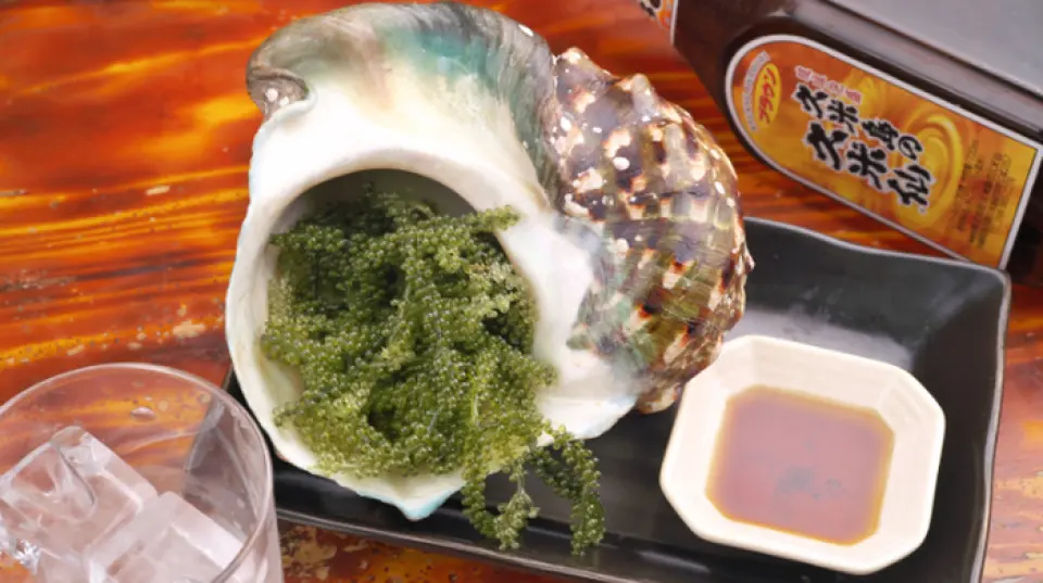 口感酥脆的久米岛海葡萄、伊江岛的岛内拉京、伊平屋岛的厚实的海蕴等，均使用产地直送的新鲜食材，我们为此引以为豪！此外，我们还提供限时菜单。每次访问您都会有新的体验。