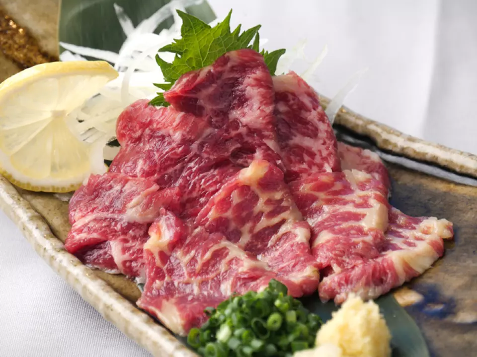"야마야"에서는 모츠나베뿐만 아니라, 구마모토 특제 마블 말고기 사시미, 하카타 철판 교자, 멘타이코를 넣은 계란말이 등 술과 함께 즐기기에 딱 맞는 다양한 별미를 제공합니다!