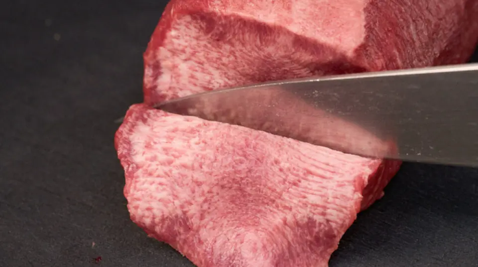 “每日和牛”采用当天最高品质的肉制成，不受产地或种类的限制。他们每天提供大约四种不同的菜肴，因此您每次光临一定能发现新的东西。推荐的菜品是“今日和牛肉食寿司拼盘”，是必点的菜品。这是一个受欢迎的菜单项，您可以比较 4 到 5 种不同的品种。搭配我们特制的芒果酱一起享用吧！