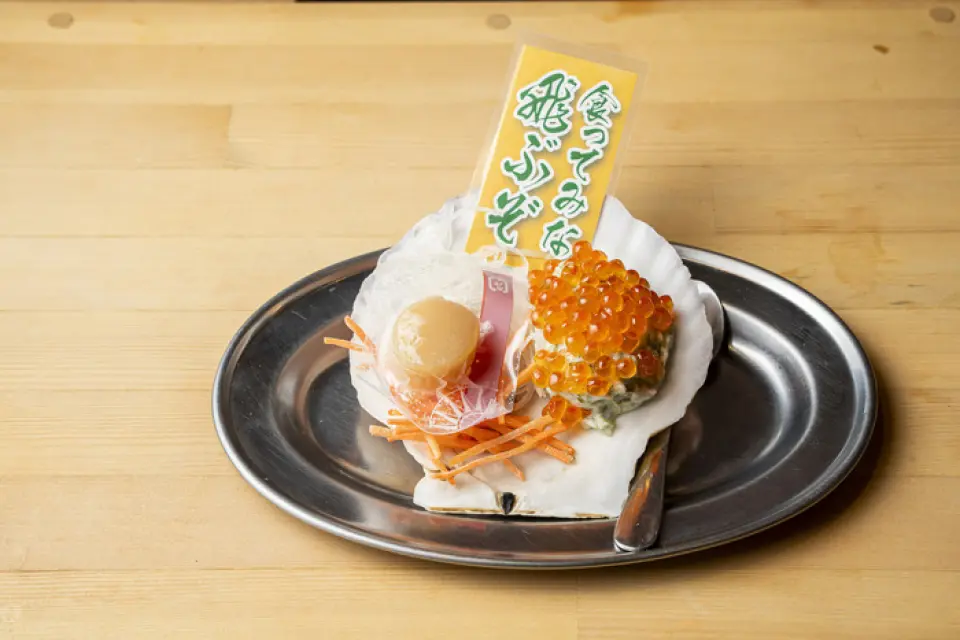 Our restaurant is proud of its menu items created in collaboration with TV programs. The "Flying Scallops from Sarufutsu Village," delivered directly from Sarufutsu Village, Hokkaido, are known for their freshness and deliciousness. Another must-try is the "Hotojima Chiyo Tuna," a faithful reproduction of a local dish from Hotojima. The broadcast date and time of the program is listed on the menu, so you can enjoy your meal while watching the program in the restaurant. Of course, we also have a full range of regular izakaya menu items, all at reasonable prices.