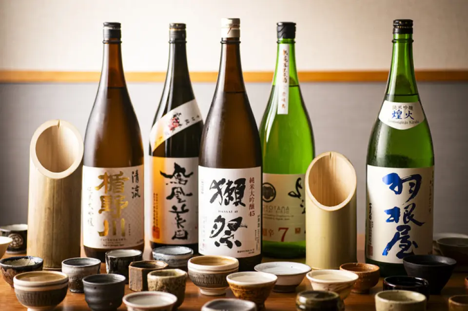 我們提供來自 47 個縣的當地清酒。菜單上列有編號、產地、等級（純米酒或大吟釀）、品牌名稱等訊息，方便您慢慢選擇。根據您的喜好，為什麼不嘗試一下口感渾濁或辛辣的清酒呢？請隨時向我們的工作人員詢問更多詳細資訊。宴會套餐包含日本全國各地的當地酒無限暢飲，值得推薦！另一個不錯的選擇是“Oichu”，它是在用檸檬或其他成分製成的冷凍 chuhai 中添加額外的 chuhai 製成的！