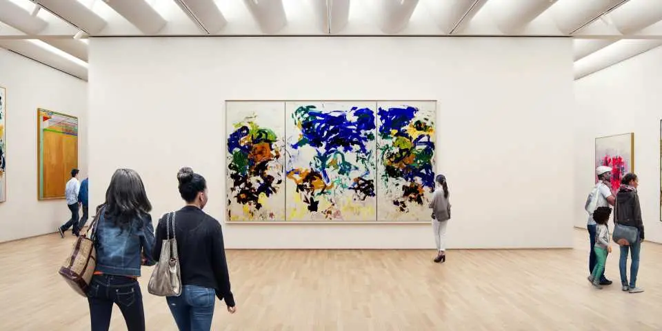 サンフランシスコ・エクスプローラーパスでモダンアート美術館を訪れる人々が、鮮やかな抽象画を鑑賞し、芸術的な雰囲気に浸る。