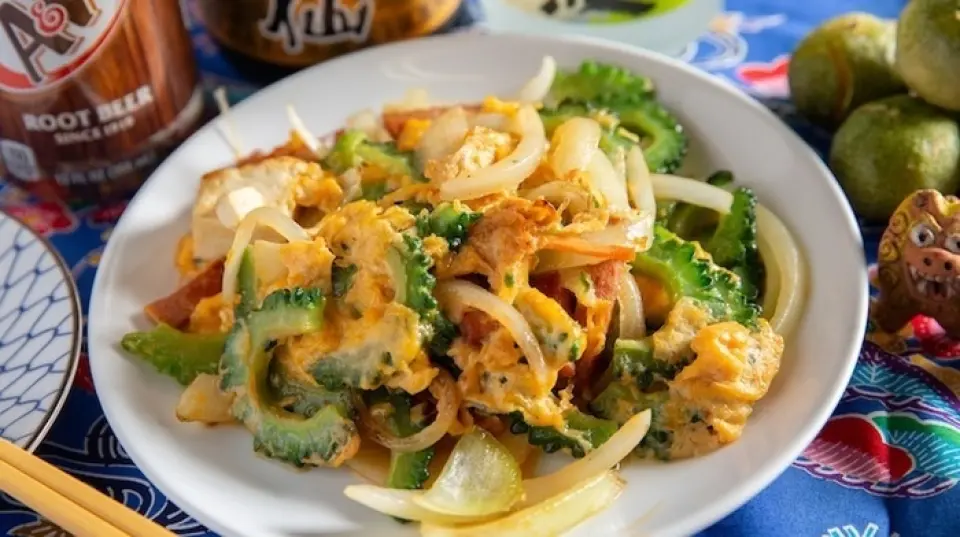 介绍冲绳经典菜肴“猪肉和鸡蛋”！厚切的SPAM和鸡蛋的搭配堪称完美。 Nanchichi Shokudo 特制的鸡蛋与咸味完美结合，令人食欲大开。还推荐 Goya Chanpuru。切得很厚的苦瓜味道浓郁，非常适合下酒。请品尝冲绳的美味！