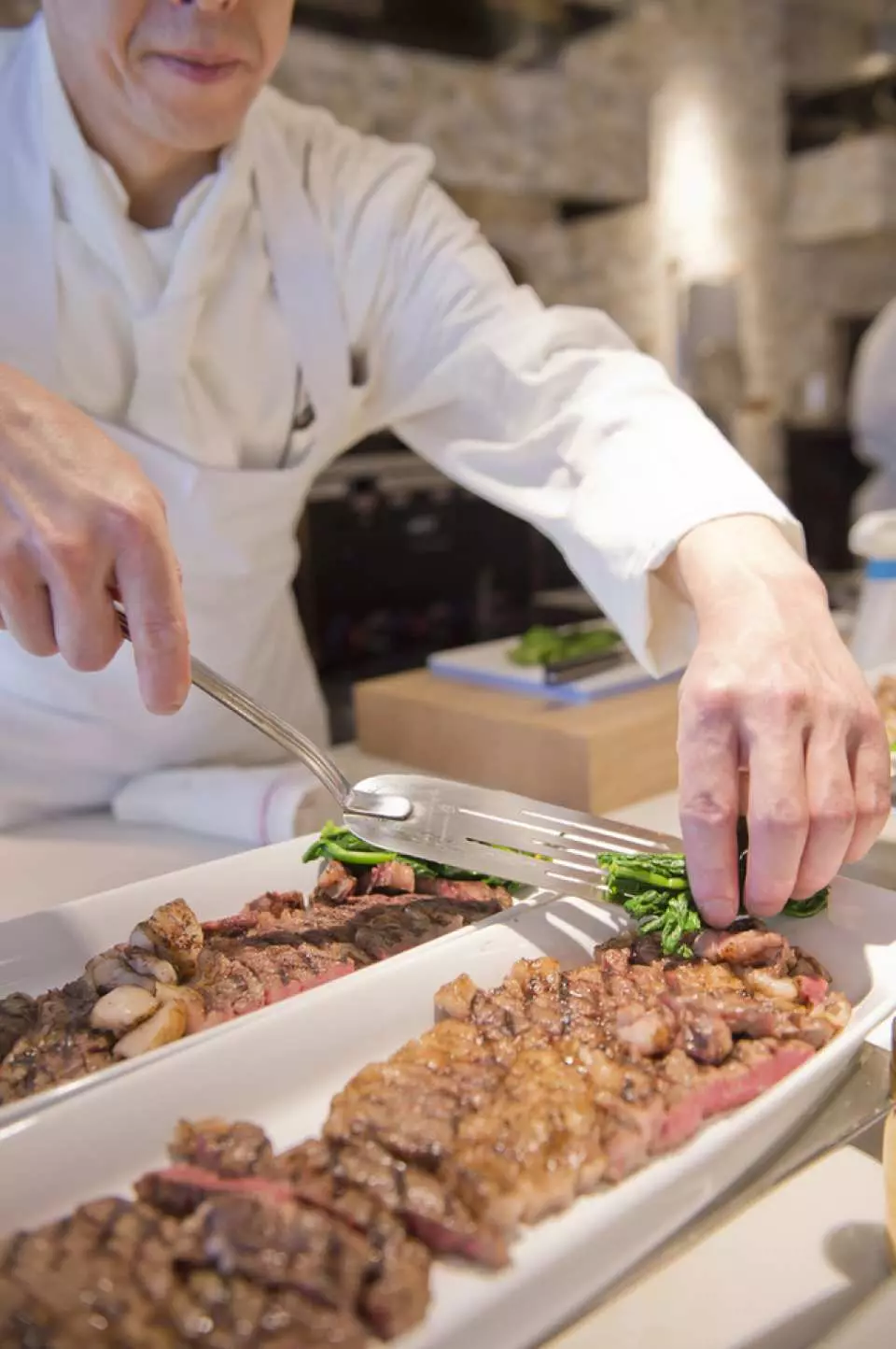 廚師展現精湛的廚藝，呈現美味