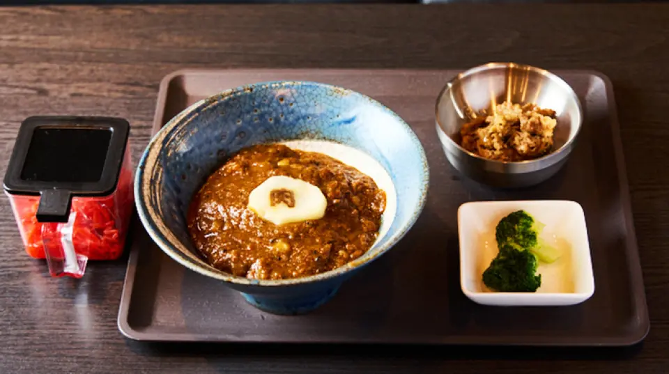 特色菜是“盖饭咖喱”，用大量北海道产的洋葱和土豆以及大量的肉，慢炖 48 小时而成。您可以从三种尺寸和四种辣度等级中进行选择，以满足您的口味。对于那些喜欢吃辣的人来说，建议选择3级！