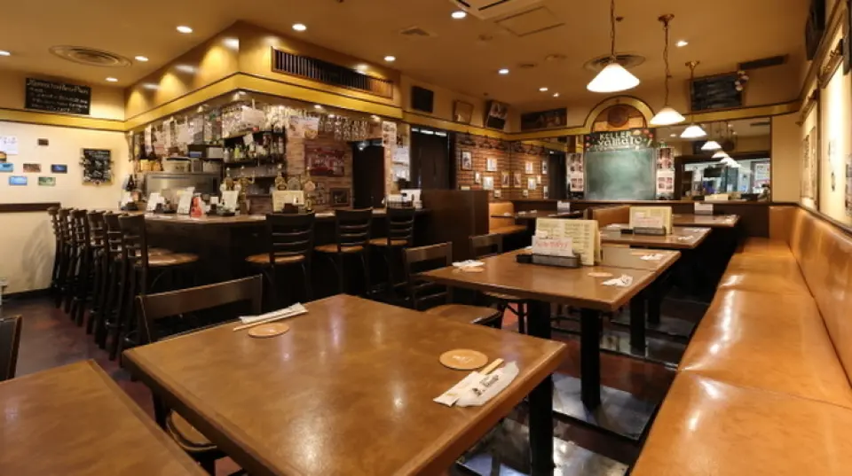 餐厅内部有着轻松的酒吧般的氛围。吧台座位对于独自用餐的客人来说很舒适，并且可以让您亲眼观看啤酒的倒出过程。我们还准备了各种桌椅座位，欢迎团体使用！