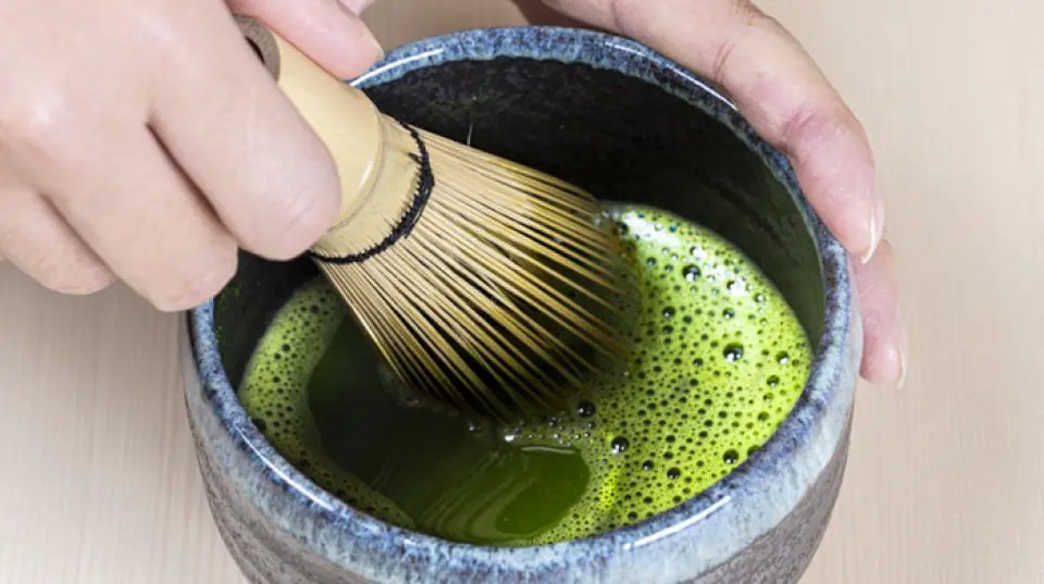 我們提供稀茶和濃茶。他們使用「金閣」宇治抹茶，這種抹茶具有高品質的味道，鹹味多於苦味。另一個吸引人的特點是茶是在顧客面前沖泡的，讓顧客可以享受新鮮的泡沫和香氣。我們提供高品質的體驗，讓您享受泡茶的視覺效果。