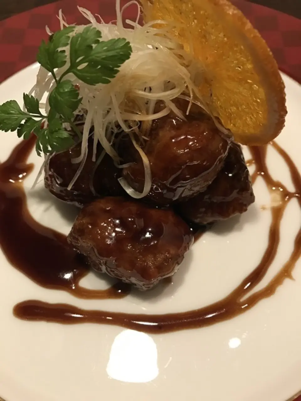 “黑心咕咾肉”采用从中国进口的黑醋制作而成，是一道与啤酒完美搭配的招牌菜。味道鲜美的“辣椒油水饺”也值得一尝！无限畅饮套餐适合任何类型的宴会。如果您在前一天之前预约，我们可以准备一个带有留言的甜点盘。