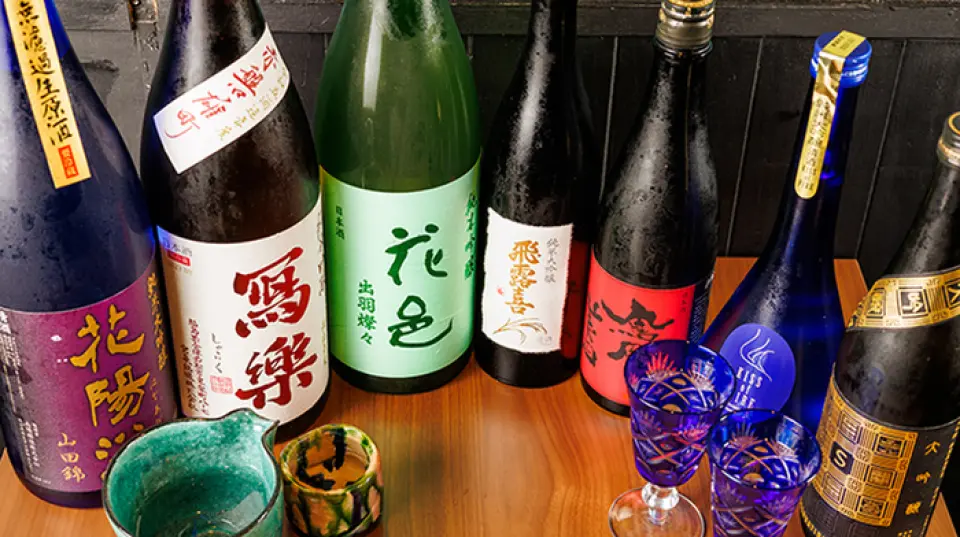本店備有從日本全國各地精心挑選的約30～50種日本酒。這裡也備有稀有品牌，並且可以以半杯的份量點餐，因此即使一個人也可以用少量的量享受到各種口味。我們每天提供大約八種不同類型的“Obanzai”（日本傳統菜餚），非常適合搭配清酒，並且具有令人心曠神怡的味道。我們也歡迎您享用飲品，請隨意光臨。