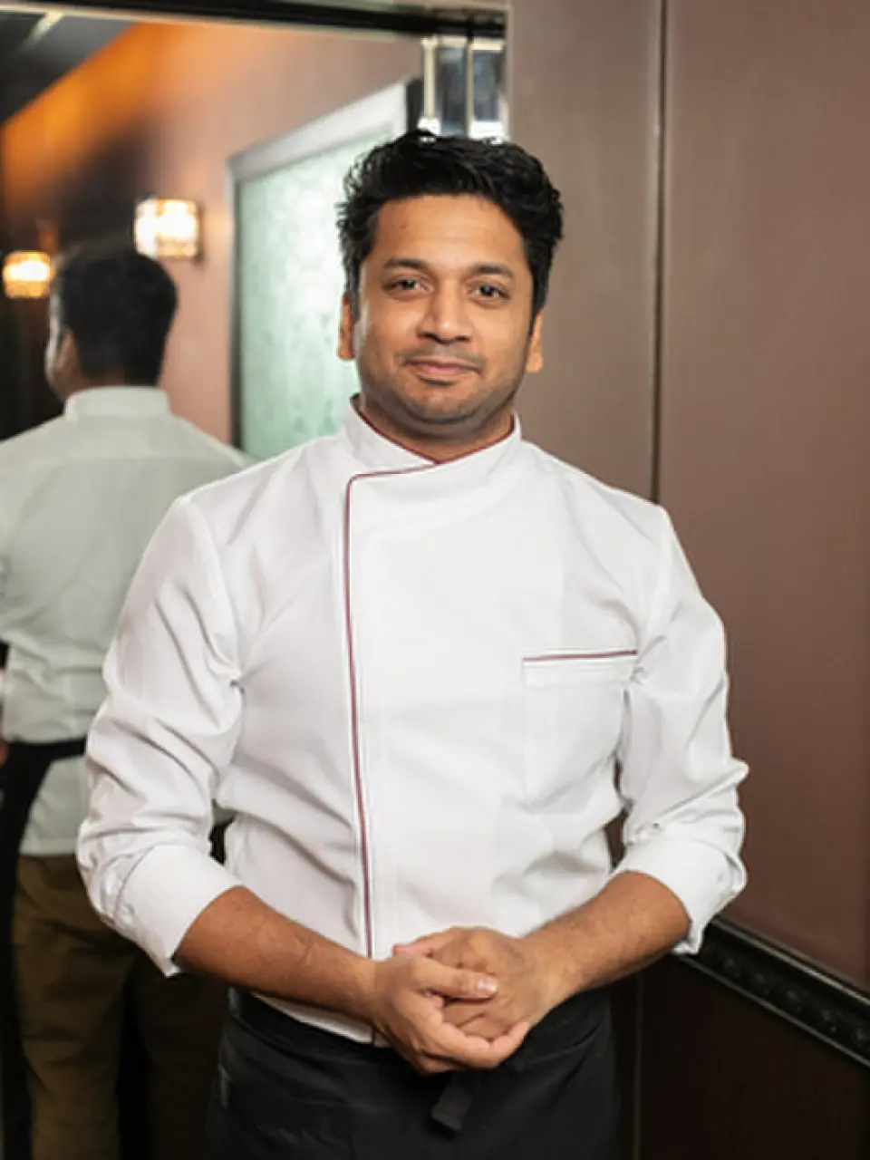 I, Moi, have extensive experience working at the popular steakhouse Morton's in Tokyo and at hotel restaurants, and I am an expert in handling meat, so I will serve "Matsunaga Wagyu" to customers in the best condition.