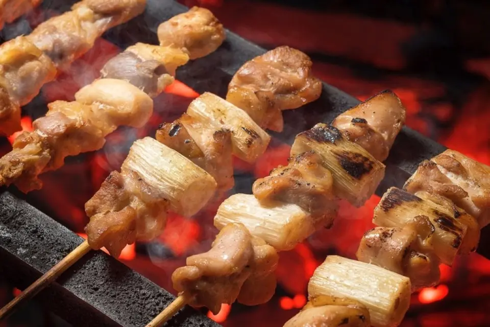 本店以合理的價格提供品種豐富的精選菜餚。特別推薦使用「富士雞」製作的烤雞肉串！這是撒上無添加特製鹽，利用備長炭的遠紅外線效果慢慢烤製而成的絕品。我們也提供適合宴會的套餐。另一個優點是沒有開胃菜。請隨意使用。