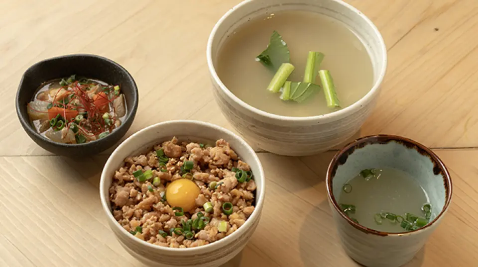 时令菜肴也很吸引人。我们对食材的来源非常讲究，并从全国各地采购优质的时令食材。采用时令蔬菜制作的小菜和单点菜肴，充分发挥了食材的天然风味。请尽情享受每个季节的美味。最后，您可以品尝一下美味的粗碎肉饭或用炖鸡骨熬成的汤汁烹制的美味鸡肉拉面。