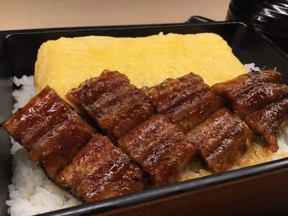 This dish allows you to savor carefully selected eel, a secret sauce, and Omi rice. Because it is grilled directly over the ground without steaming, you can enjoy a crispy exterior and a fluffy, juicy, melt-in-your-mouth interior, along with the softness of the rolled omelet, all at once.