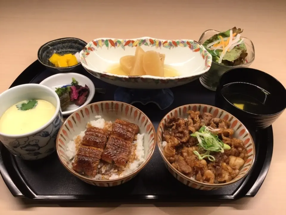 You can easily enjoy a recommended lunch set featuring crispy yet fluffy eel rice and juicy Omi beef rice.