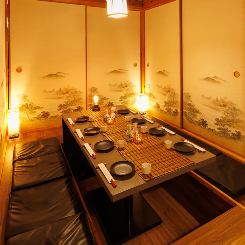 Our restaurant offers private rooms with doors. There are also rooms with sunken kotatsu tables where you can stretch your legs, making them ideal for a variety of occasions. From small groups of two to large groups, you can enjoy your meal in the privacy of a private room.