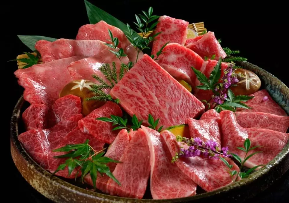 可享用各種部位肉的「松阪牛『Omakase』8種拼盤」。這是只有在烤肉店才能品嚐到的推薦菜色，可以感受到優質松阪牛肉的美味。夏多布里昂牛排肉質細膩，入口即化，是一道非常值得推薦的菜餚。雖然脂肪含量少，但卻能享受其柔軟多汁的口感。另外，也請務必品嚐充滿牛肉美味味道的松阪牛沙朗炒壽喜鍋。