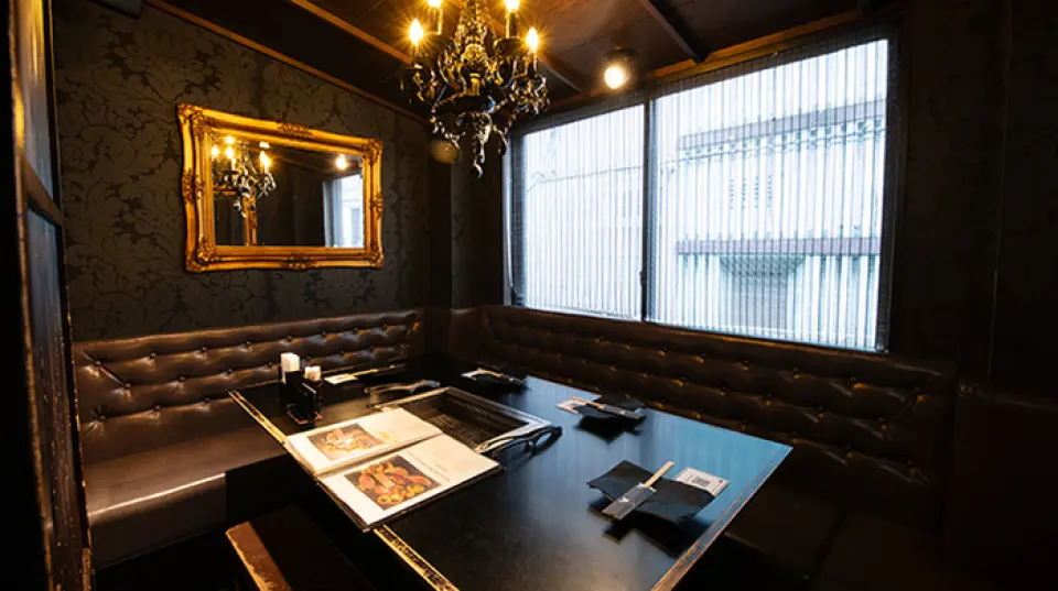 本店位於充滿浪速氣息的法善寺橫丁。我們一樓和二樓設有四間半私人房間，可容納二至四人。有可供兩人坐的帶長凳的私人房間，也有最多可容納六人的私人房間。它非常適合約會、商務晚宴和家庭聚會。請盡情享受您的閒暇時光。