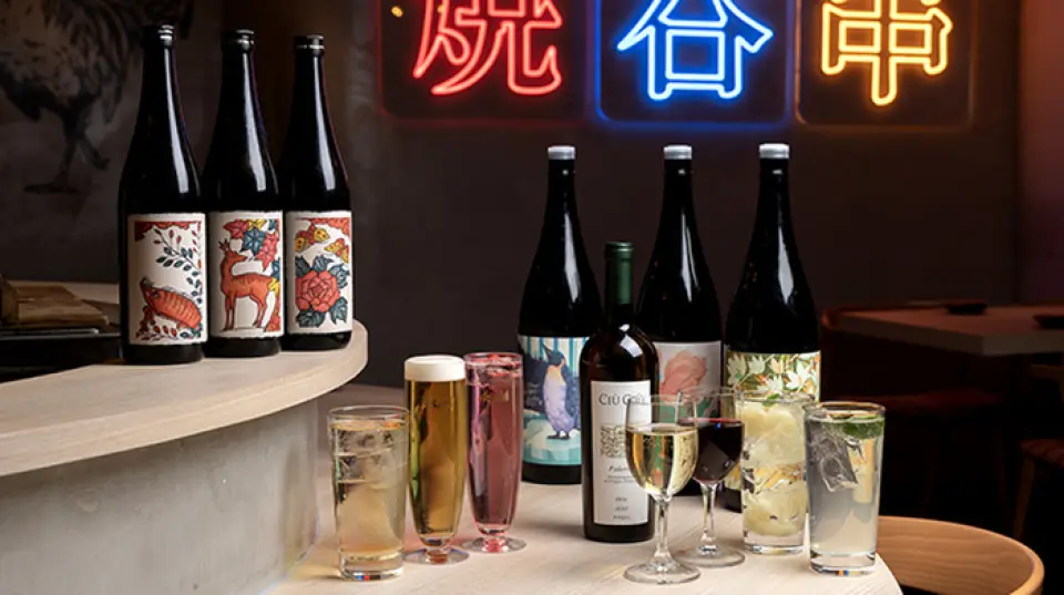我们提供各种各样的饮品，包括您通常不会尝试的品牌，以及一些标准菜单上的不同寻常的改良！特别是烧酒、日本酒、葡萄酒等会不断更换，每次来都能品尝到新鲜的美味。◎除了烤鸡肉串以外，还有各种原创料理，请与餐点一起享用吧♪