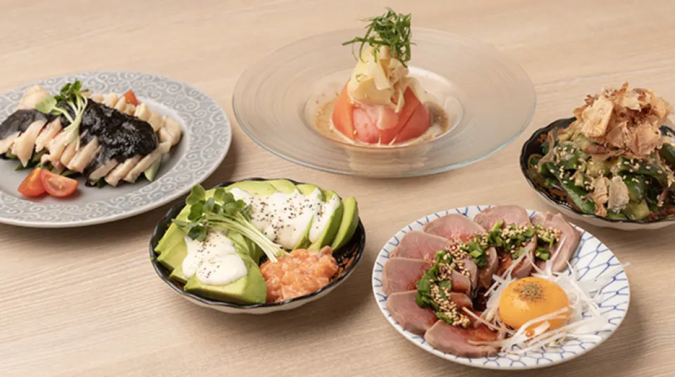 您还可以享受将烤好的肉串一串一串地端上桌的套餐。我们提供5串套餐和7串套餐，由当天推荐的肉块组成。您可以品尝我们的招牌菜肴，这些菜肴都是在我们店里手工制作并用炭火慢慢烤制的。您还可以添加单点菜肴以满足您的口味。