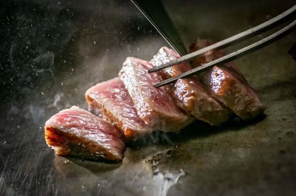 A5 级神户牛肉是从世界上稀有且最受欢迎的和牛品牌中精心挑选出来的，由技艺精湛的厨师在顾客面前以铁板牛排风格烧烤。享受 Wagyu Katana 的原创“铁板烧”，它起源于日本，并在新宿不断磨练。