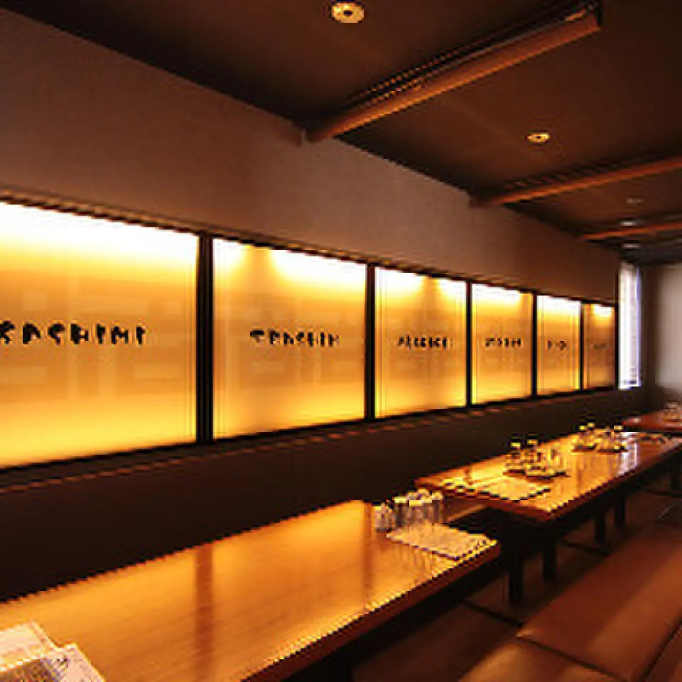 Private rooms can accommodate up to 50 people. Tables can be combined, so we can adjust the number of seats to suit your needs. Please feel free to let us know any concerns you may have.